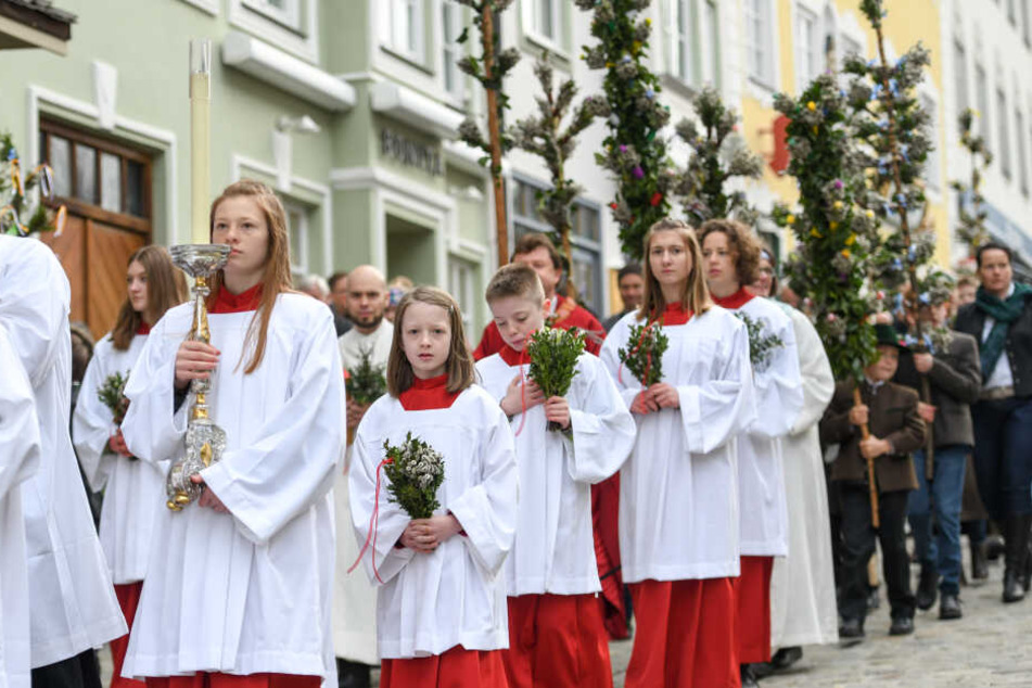 Besseres Wetter in Bad Tölz: Ministranten gehen bei der Palmprozession am Palmsonntag durch die Innenstadt.