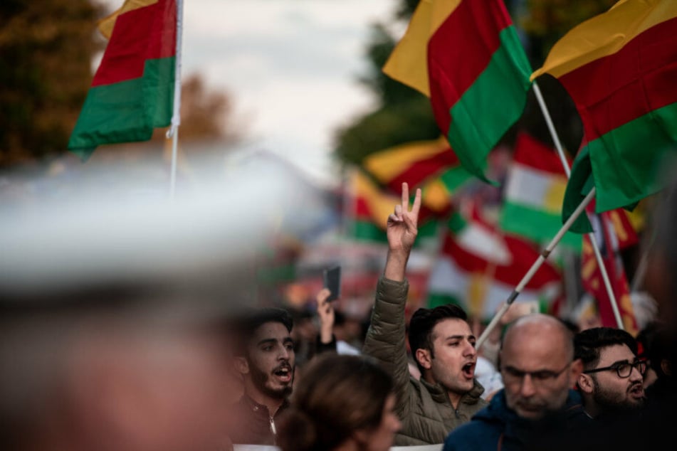 Kurden demonstrieren in Duisburg gegen die Militäroffensive der Türkei.