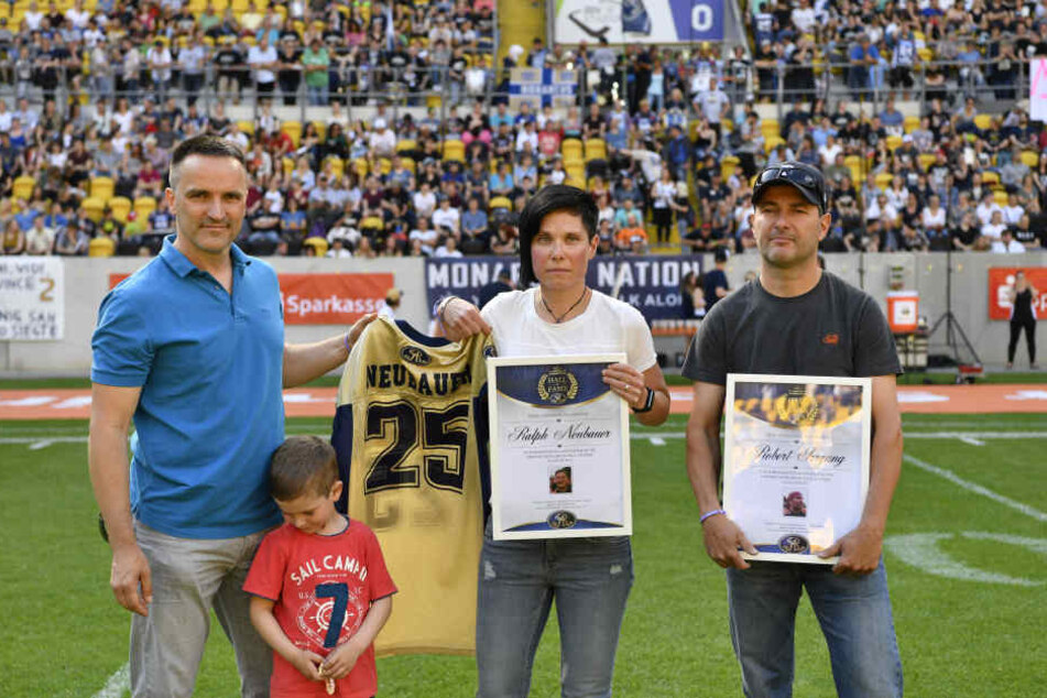 Frank Kaiser, posthum Ralph Neubauer (im Bild Schwester Claudia) und Robert Irrgang wurden in die "Hall of Fame" aufgenommen.