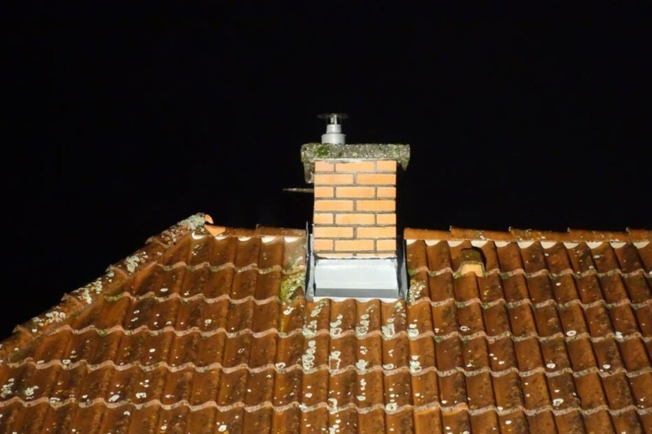 Der Mann flüchtete aufs Dach und setzte sich auf den Schornstein. (Symbolbild)