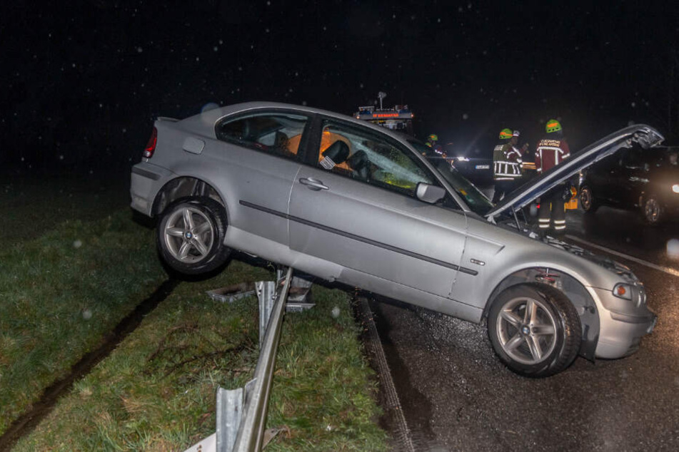 Kurioser Unfall: BMW schanzt auf Leitplanke