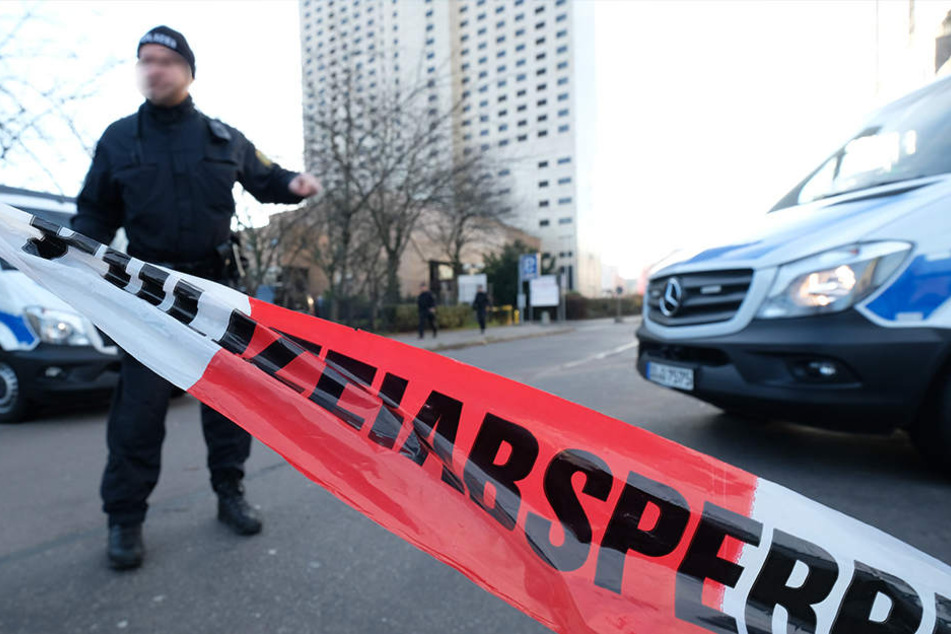 Alle vier Beamte trugen Prellungen davon, zwei von ihnen blieben nach einer Behandlung im Krankenhaus dienstunfähig. (Symbolbild)