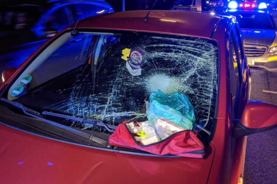 Auf der Scheibe des Fahrzeugs sieht man deutlich die Spuren des Aufpralls.
