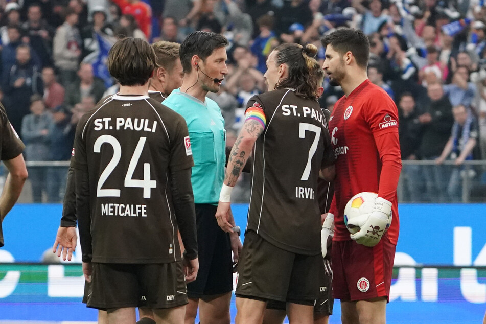Nach der vermeintlichen Führung des HSV versammelte sich zahlreiche St.-Pauli-Spieler bei Schiri Jöllenbeck. Kurz darauf wurde der Treffer zurückgenommen.
