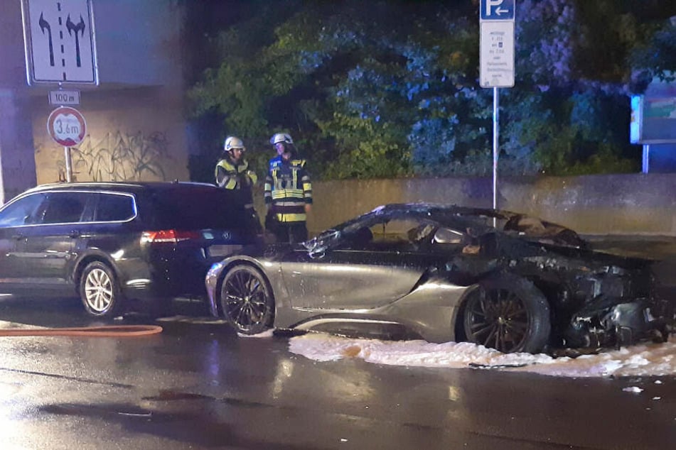 Der BMW i8 wurde durch das Feuer zerstört, der Schaden soll 150.000 Euro betragen.