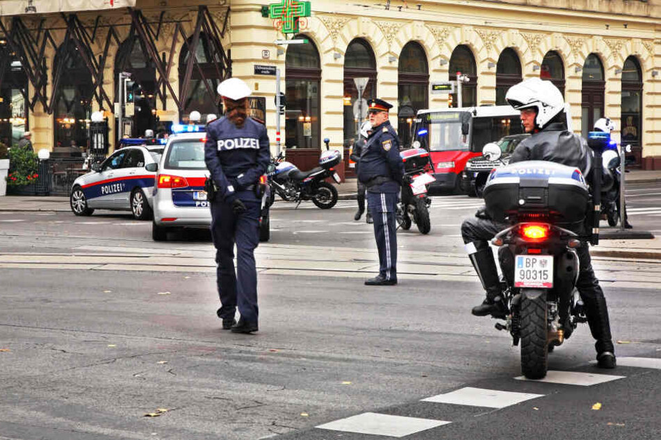 Österreichische Polizeibeamten sperren eine Straße ab (Symbolbild).