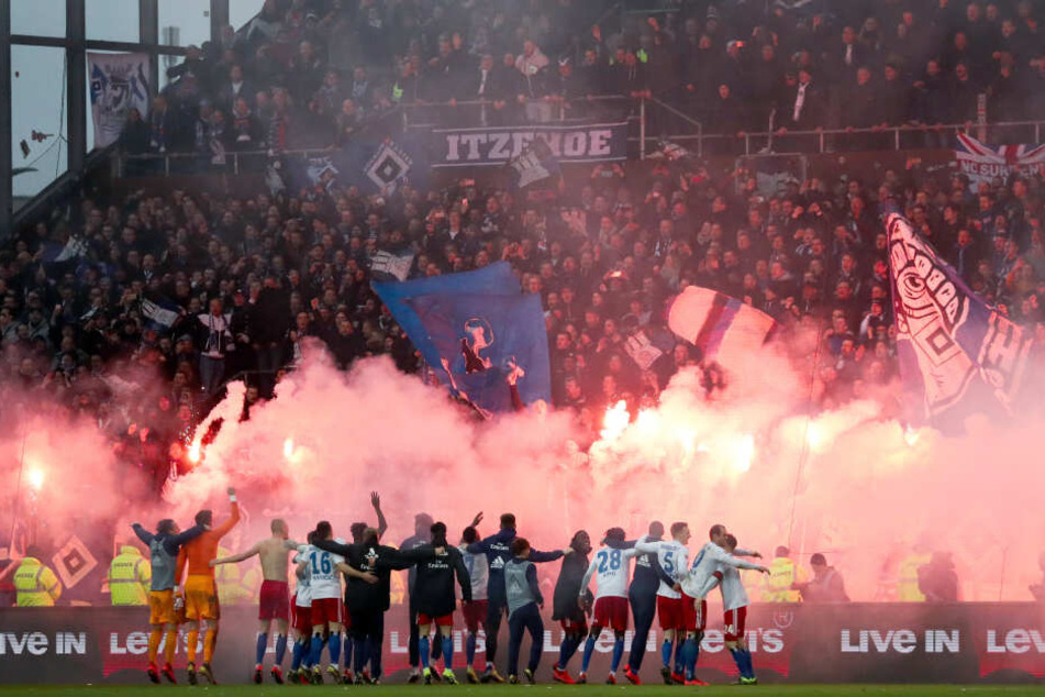 Hamburgs Spieler und die HSV-Fans feiern nach dem Derby-Sieg.