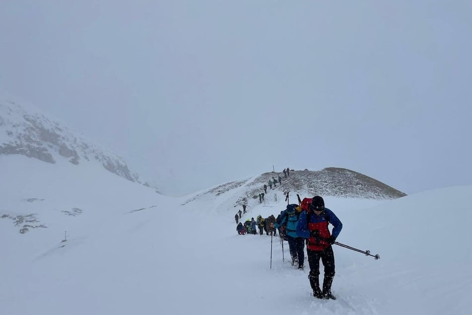 Die Wetterbedingungen an der Zugspitze waren sehr schlecht. Trotzdem hat sich die Bergwacht auf den Weg gemacht, um die Wanderer in Sicherheit zu bringen.