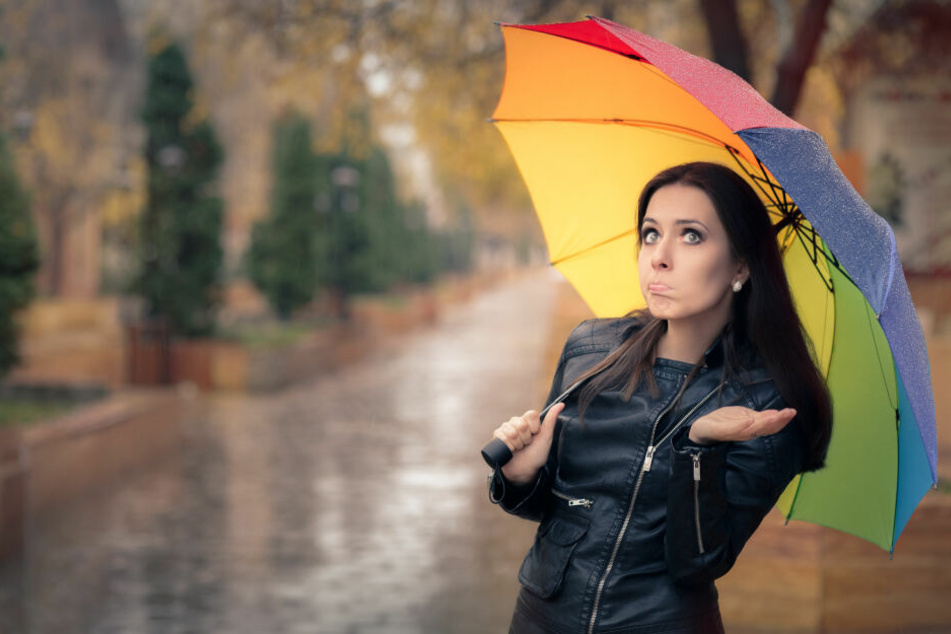 Ja, ein Regenschirm gehört in NRW in die Tasche: Laut Wetterprognose droht es, nass zu werden.