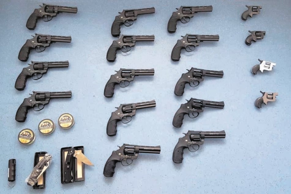 Ein Fang der Bundespolizei von der A17 in Berggießhübel Ende Juni. Die Waffen
und die Munition sind echt.
