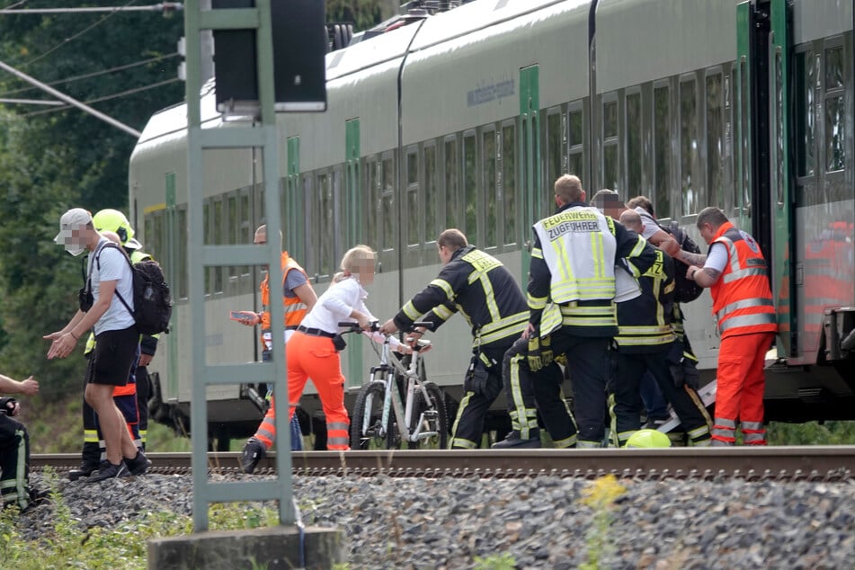 Rund 100 Reisende mussten aus dem Zug evakuiert werden.