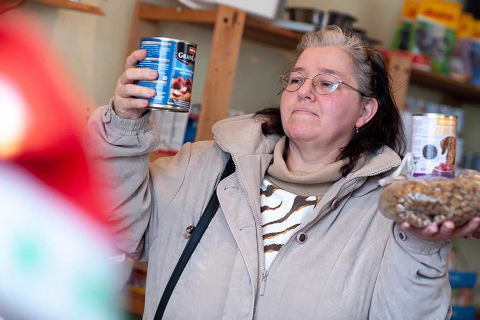 Heike Kilian (51) holt für ihren Hund Bommel (15 Wochen ) Futter.