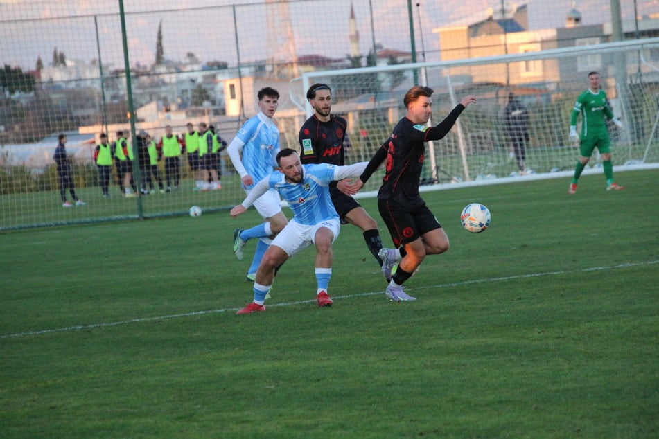 CFC-Mittelfeldspieler Artur Mergel (28, l.) versucht, einen Kölner Spieler zu stoppen.