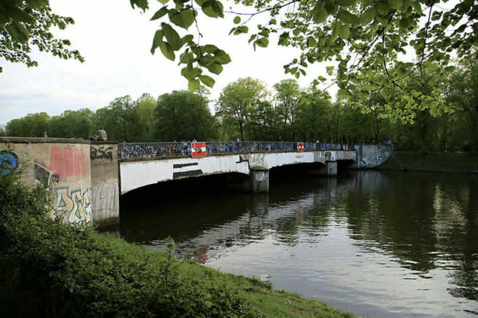 Die Sachsenbrücke gilt als beliebter Treffpunkt für Leipziger bei sommerlichen Temperaturen. Zuletzt kam es hier aber vermehrt zu Straftaten.