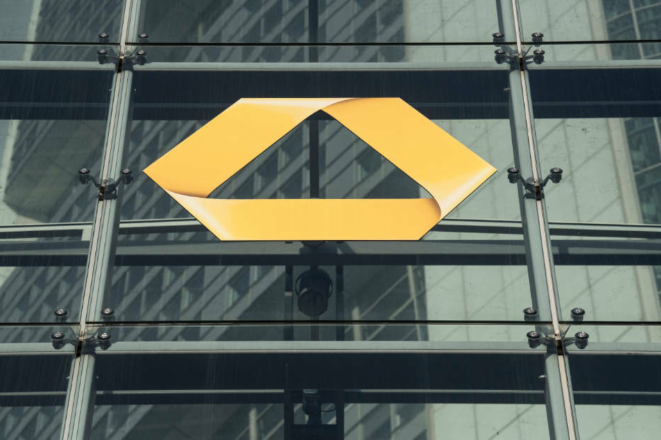 Die Zahl der zuletzt knapp 40.000 Vollzeitstellen bei der Commerzbank könnte um bis zu ein Viertel gekappt werden. (Archivbild)