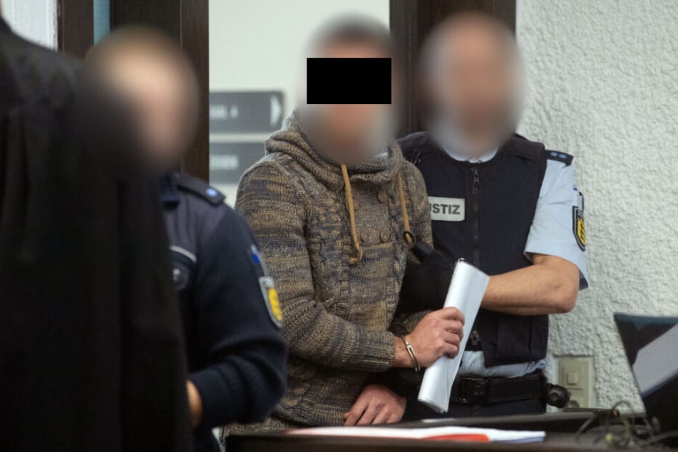 Der Angeklagte (Mitte) vor Gericht.