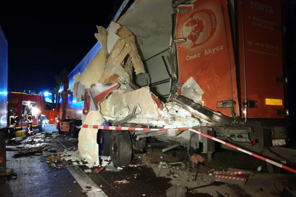 Ein Lkw ist letzte Nacht auf der A2 in einen zweiten Laster gekracht.