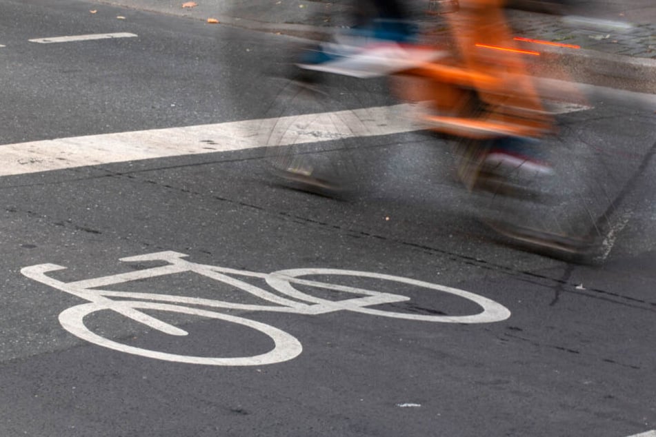 In der Nacht zu Freitag befuhr der 55-Jährige den Radweg (Symbolfoto).
