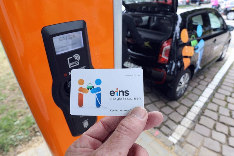 24 Ladestellen für E-Autos wie die am Tietz betreibt Energieversorger Eins in Chemnitz.