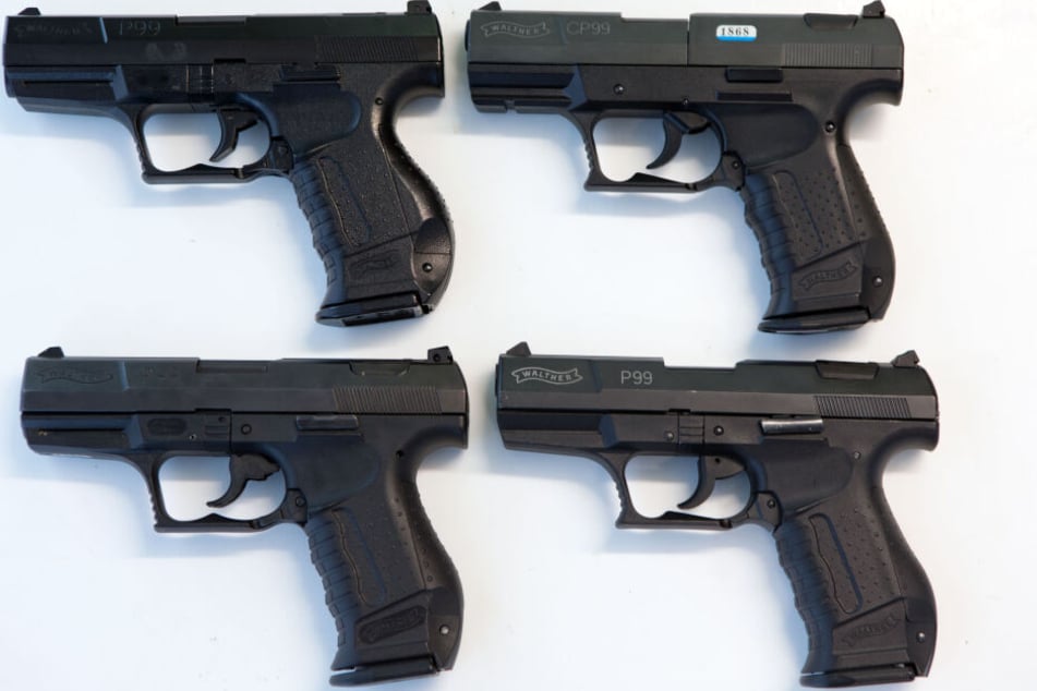 Mehrere illegale Gewehre, Pistolen und andere Waffen haben Polizisten in einer Greizer Wohnung gefunden. (Symbolbild)