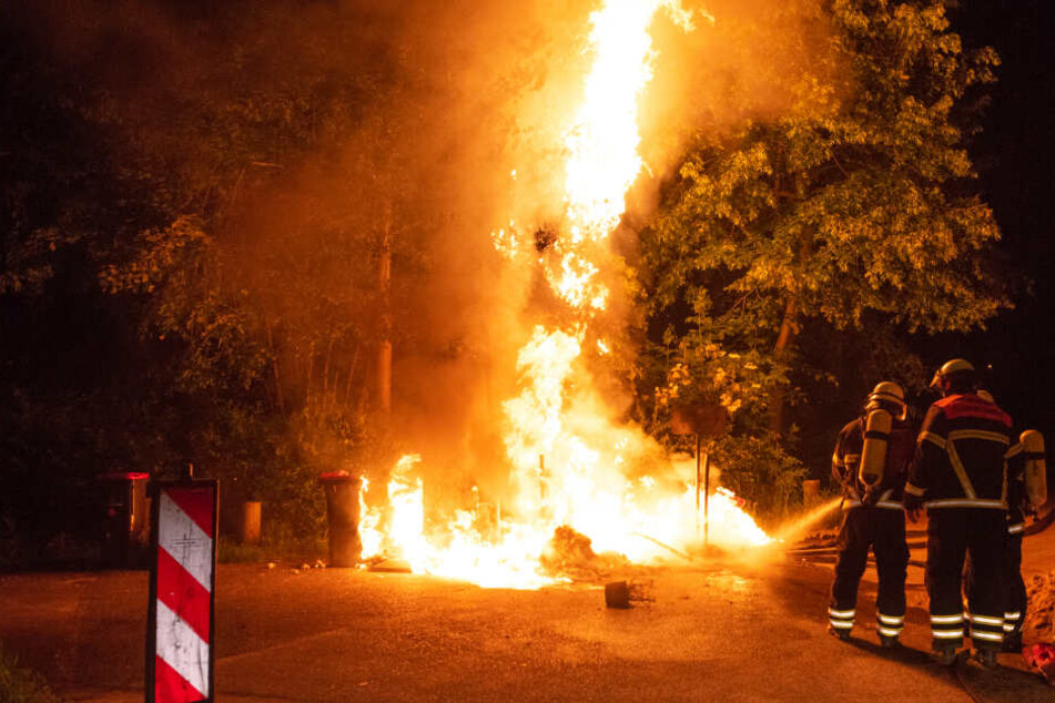 Die Flammen schießen mehrere Meter hoch in den Himmel.