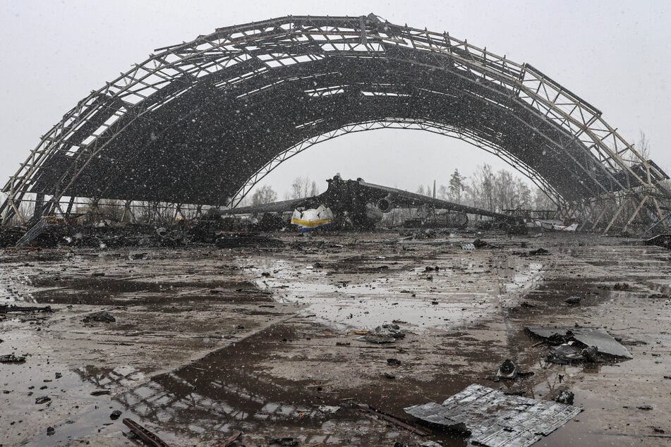 Hostomel im Nordwesten Kiews erlangte traurige Berühmtheit, als eine Gruppe tapferer Ukrainer deren Flughafen gegen die personell und materiell überlegenen Angreifer verteidigte. Die Unfähigkeit der Russen, den strategisch wichtigen Flughafen einzunehmen, gilt heute als einer der Gründe, warum Kiew standhielt.