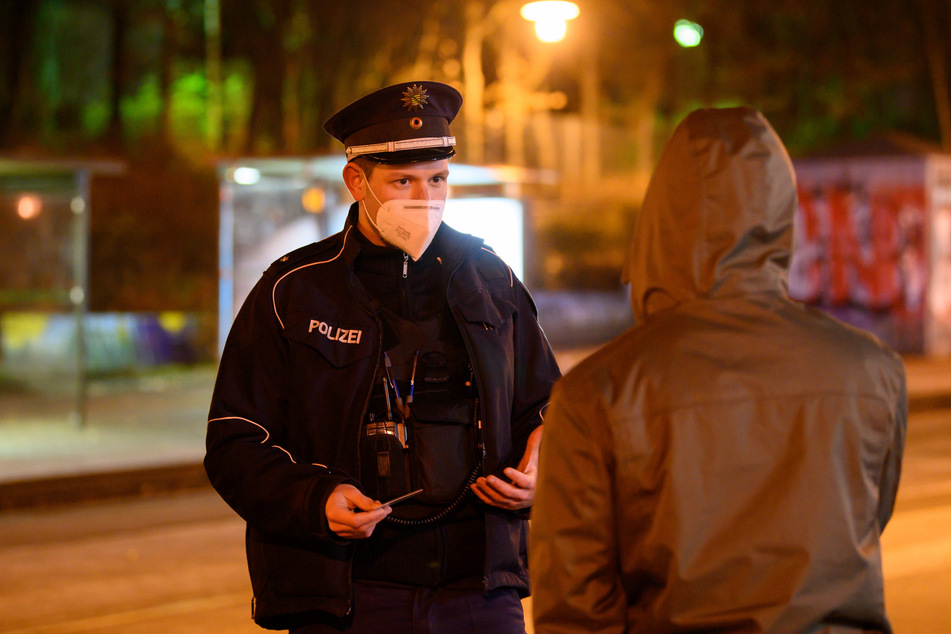 Polizisten kontrollieren die Einhaltung der Corona-Regeln im Dresdner Stadtteil Gorbitz. In Dresden gilt von 22 bis 6 Uhr eine Ausgangssperre.