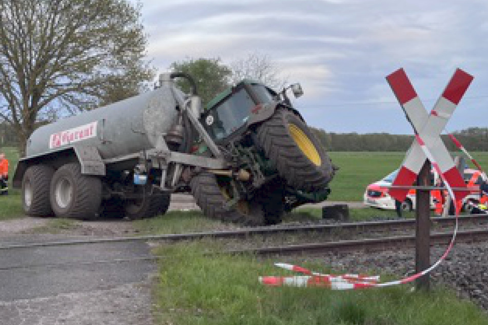 Der Traktor wurde an dem Bahnübergang vom Zug gerammt.