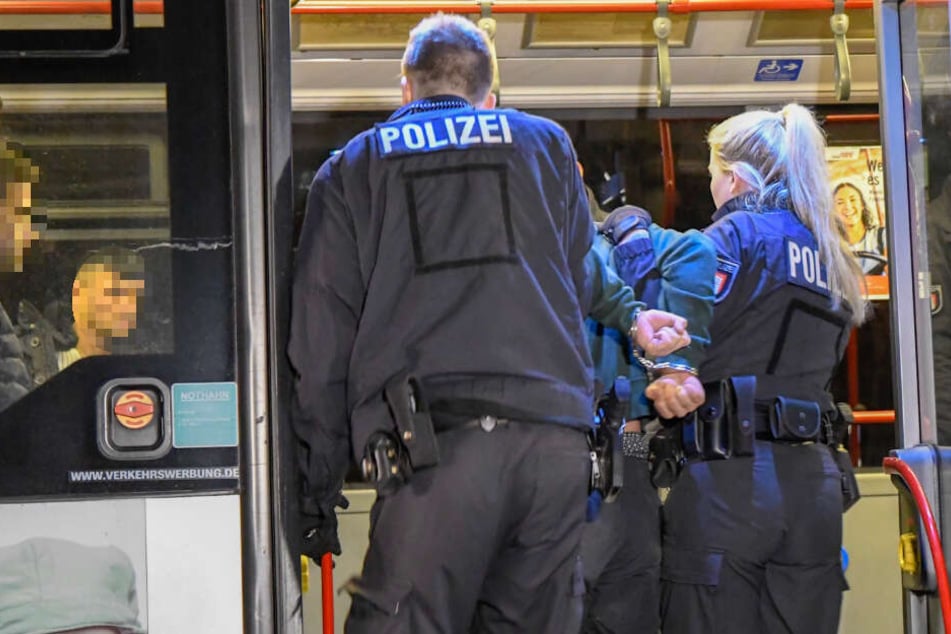 Mit einem Bus wurden die Verdächtigen am Abend zur Dienststelle gebracht.