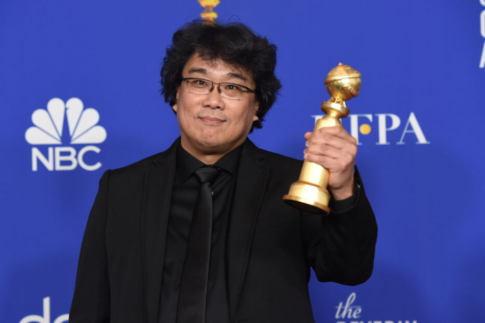 Regisseur Bong Joon Ho hält bei der Verleihung der 77. Golden Globe Awards seine Auszeichnung für den besten nicht-englischsprachigen Film.