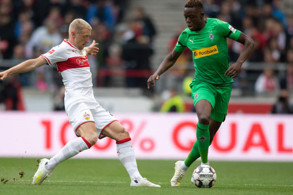 Fighten um die Pille: Stuttgarts Andreas Beck (links) und Gladbachs Denis Zakaria (rechts).