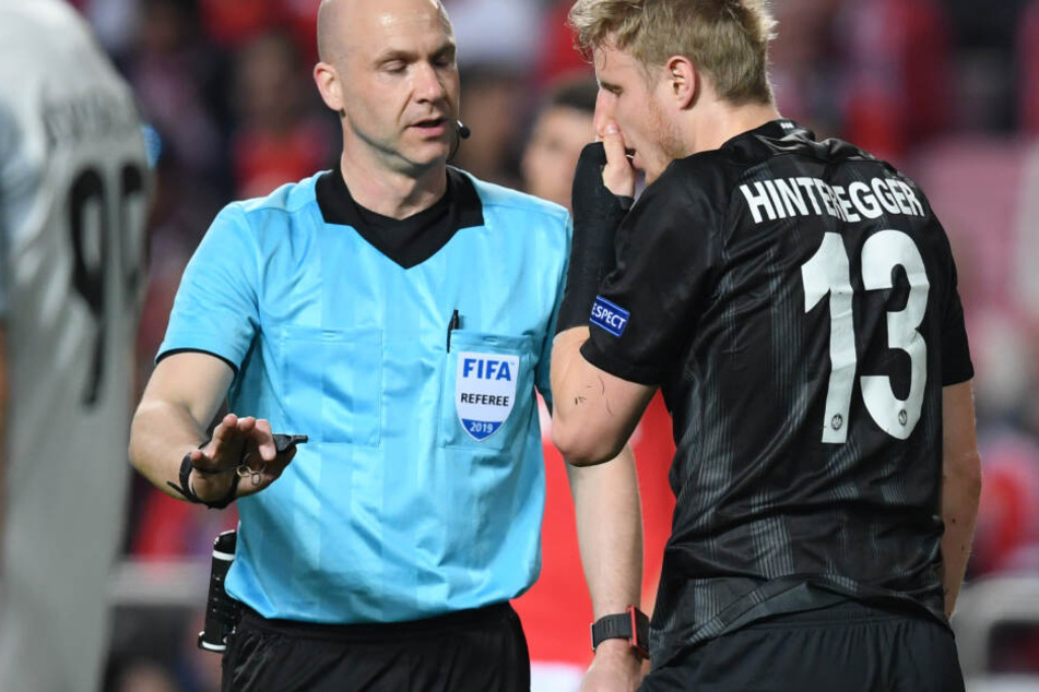 Schiedsrichter Anthony Taylor im Gespräch mit dem angeschlagenen Hinteregger.