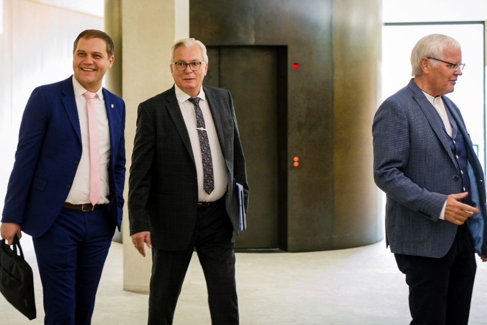 Vor dem Treffen (v.l.): die AfD-Politiker Anton Baron, Bernd Gögel und Emil Sänze auf dem Weg zu Muhterem Aras.