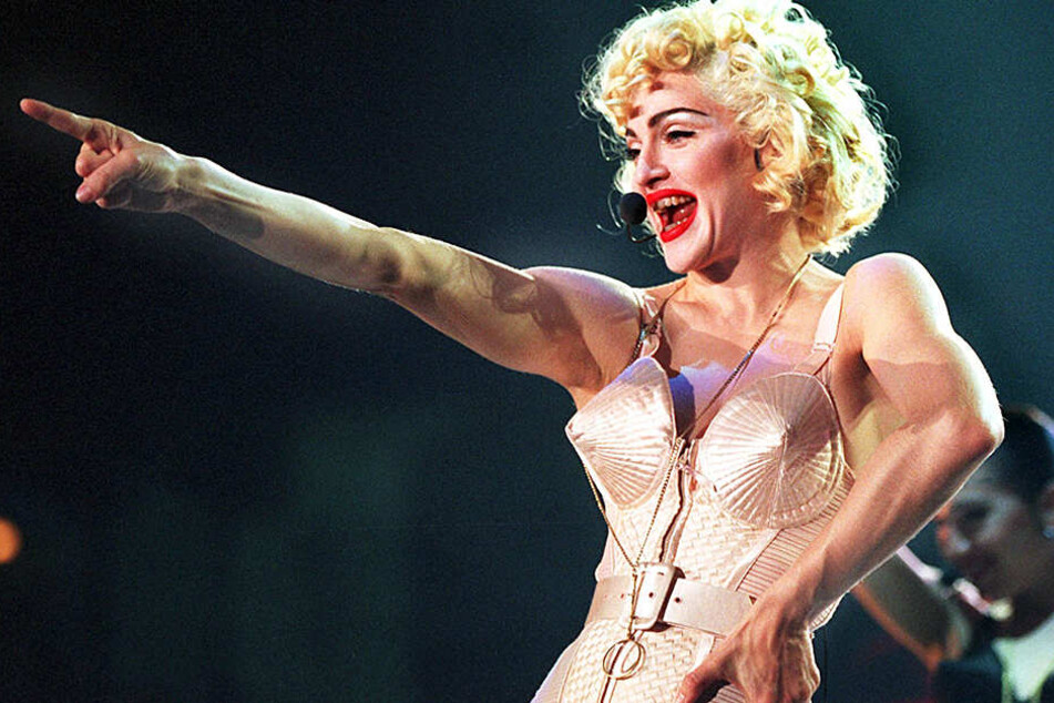 Im Bustier des französischen Designers Jean Paul Gaultier tritt Madonna mit ihrer "Blond Ambition World Tour" am 17. Juli 1990 in Dortmund auf.