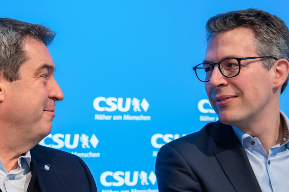 Markus Söder (l, CSU), Ministerpräsident von Bayern, und und Markus Blume, CSU-Generalsekretär.