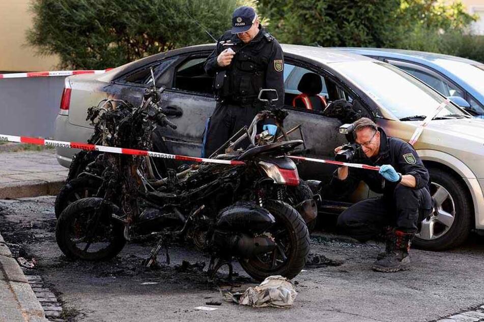 Polizisten bei der Spurensicherung am Tatort.