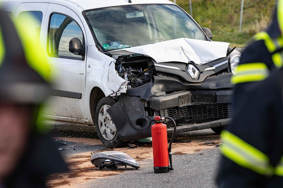 Der Renault, der dem vorausfahrenden Auto ins Heck fuhr, wurde durch den Zusammenstoß zusammengedrückt.