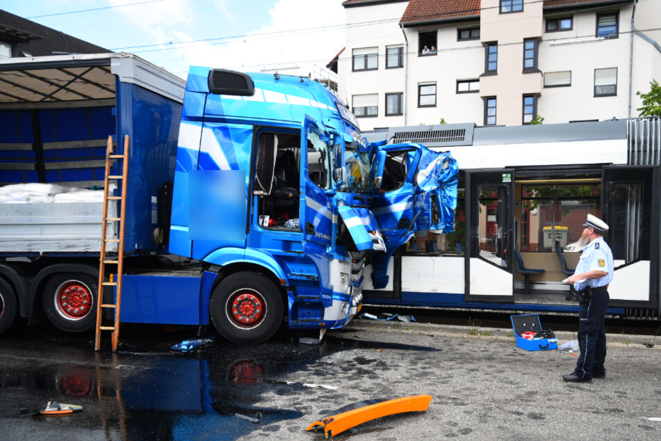 Der Lkw stieß mit der Bahn zusammen.