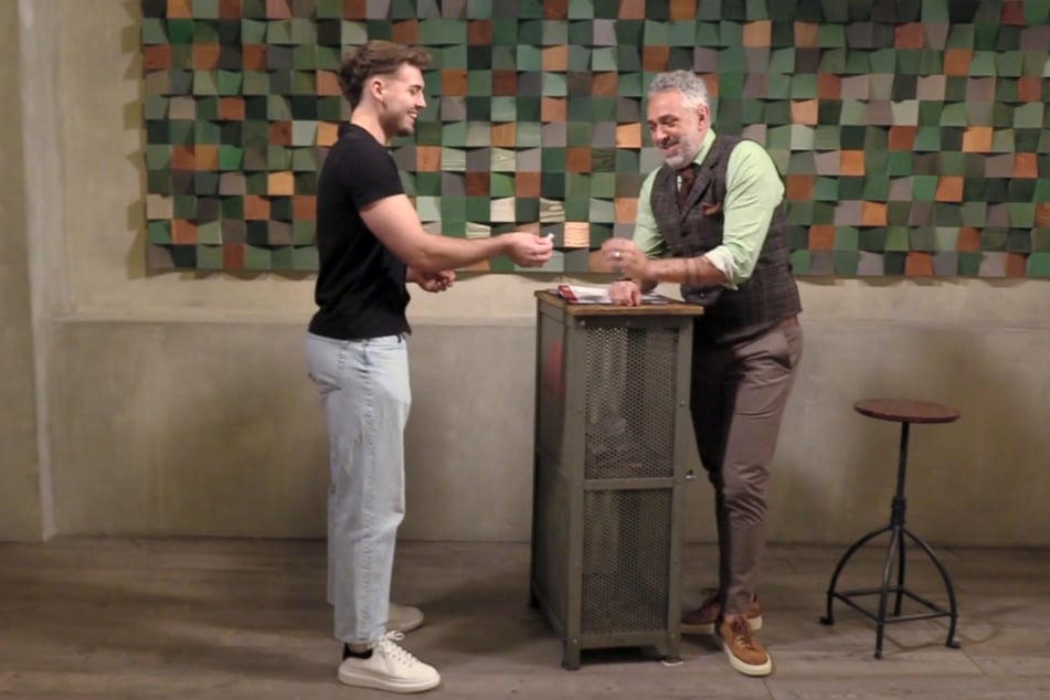 Daniel (24, l.) achtet so sehr auf sich, dass er fast immer Kaugummi kaut, um Mundgeruch zu vermeiden.