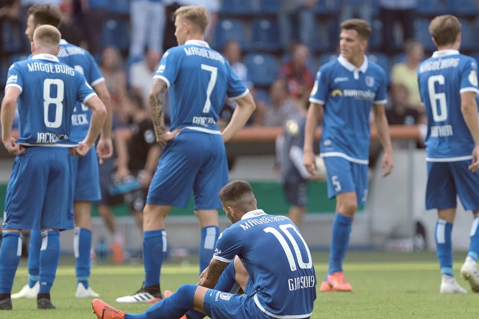 Sachsen-Anhalt, Magdeburg: Fußball: DFB-Pokal, 1. FC Magdeburg - SC Freiburg, 1. Runde in der MDCC-Arena in Magdeburg. Magdeburgs Spieler stehen nach dem Spiel auf dem Rasen. (Archivbild)