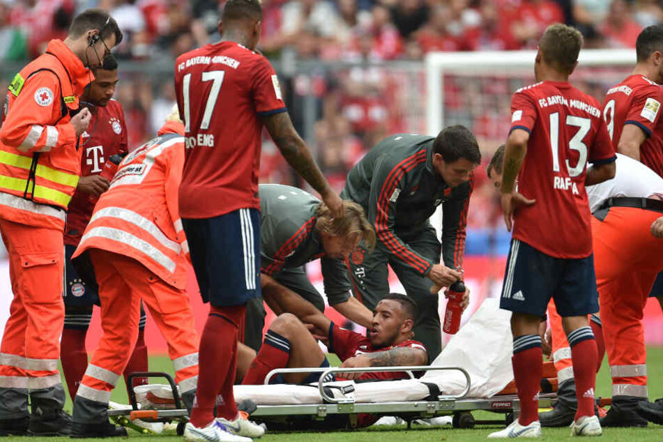 Weltmeister Corentin Tolisso musste nach einem Zusammenprall verletzt vom Feld.