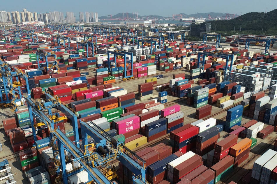 Container stehen im Gebiet Qingdao der Freihandelszone Shandong. Im April sah es nach einem furchtbaren Welthandelseinbruch aus. Die Zahlen sind nun aber doch weniger schlimm als die WTO-Ökonomen befürchtet hatten.