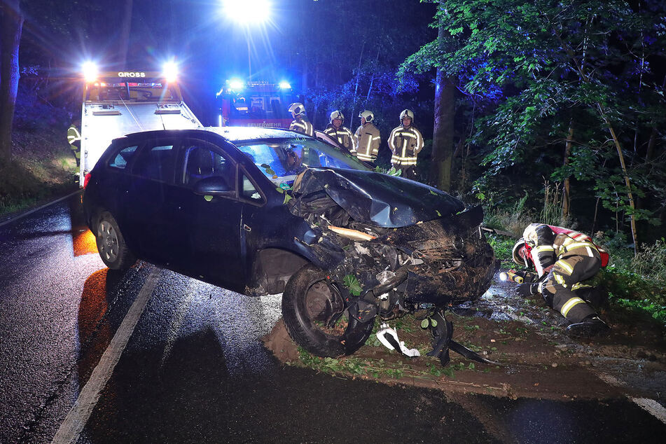 Der Opel Astra ist nach dem Unfall wohl nicht mehr zu retten.