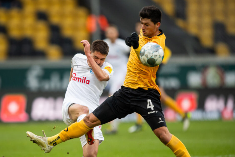 Jannis Nikolaou kommt mit dem langen Bein zu spät gegen Alexander Ignjovski und musste zur Halbzeit ausgewechselt werden.