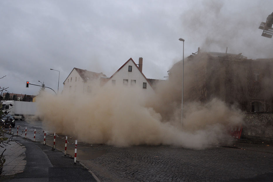 Eine Staubwolke legt sich über die Straße neben dem Roten Vorwerk. Die Weg ist offensichtlich nicht abgesperrt worden.