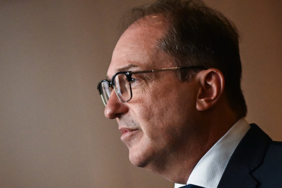 Innenminister Alexander Dobrindt (56, CSU) will weitere Ermittlungen zum Brand in dem Umspannlager in Reutlingen durchführen lassen.
