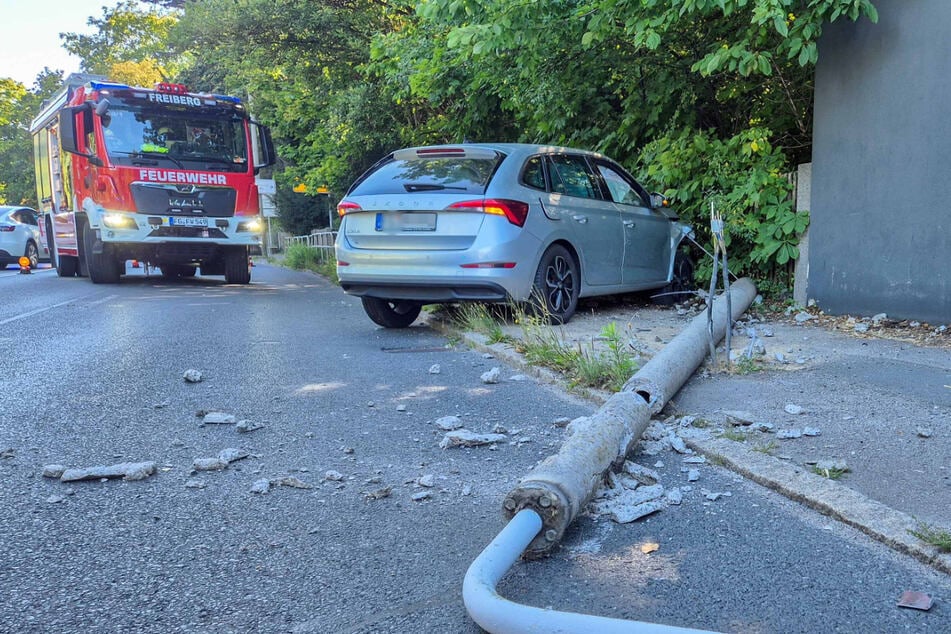 Skoda kracht gegen Laterne: Zwei Verletzte