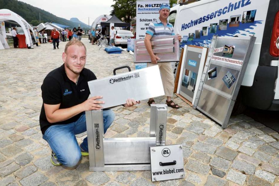 Erst vor zwei Wochen hinterließen Unwetter im Vogtland 40,5 Millionen Euro Schaden: Marco Ott führte gestern in Bad Schandau eine mobile Alu-Schutzwand vor.