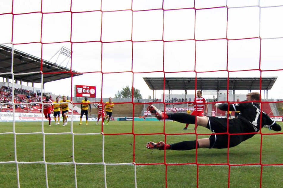 Mit diesem verwandelten Strafstoß machte Toni Wachsmuth die drei Punkte gegen Fortuna Köln perfekt.