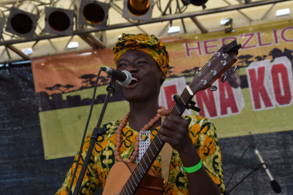 Ein Künstler singt auf der Bühne am Alexanderplatz zum Kenako Afrika Festival.